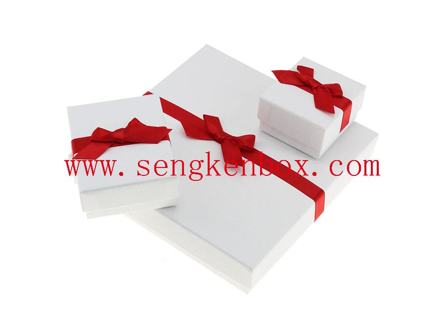 caja de cartón roja y blanca