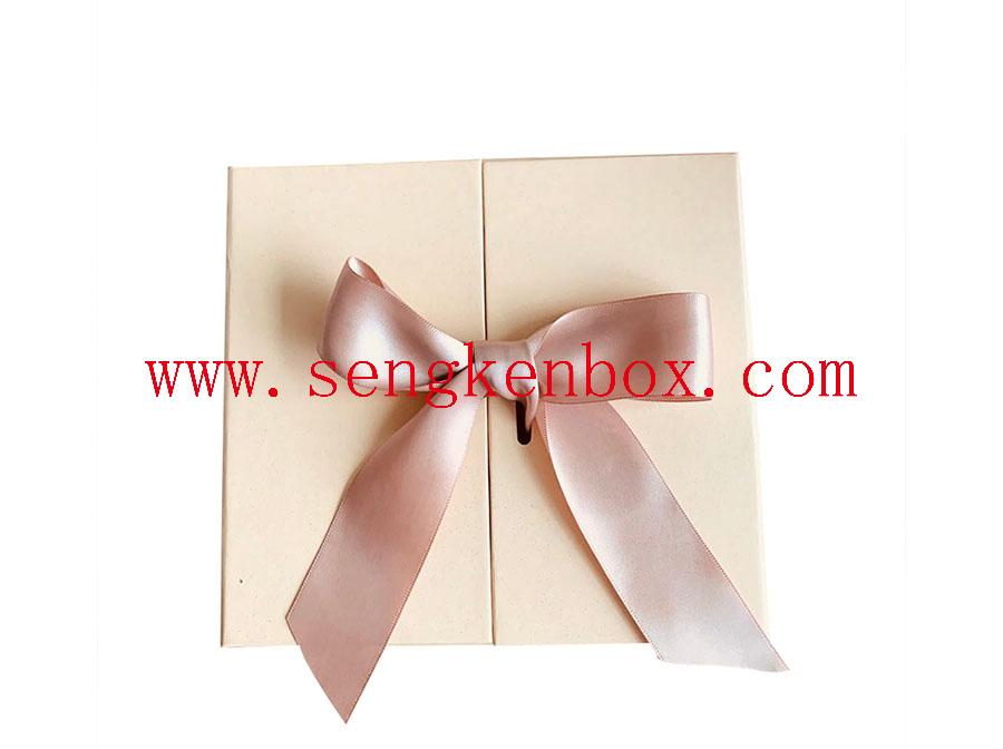 Caja de papel de regalo con cinturón de cinta