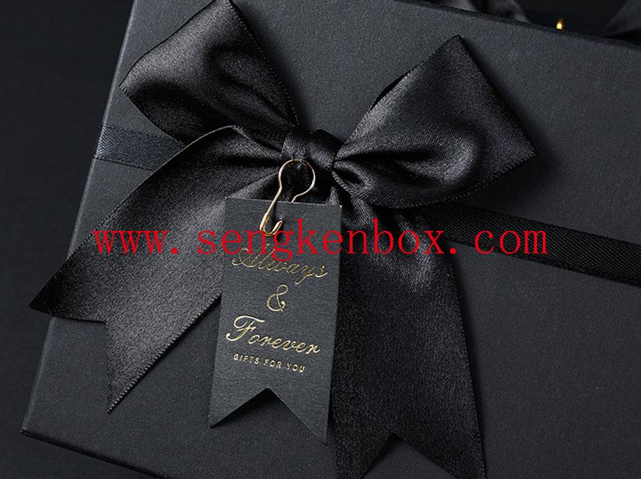 Caja de papel de regalo negra con lazo