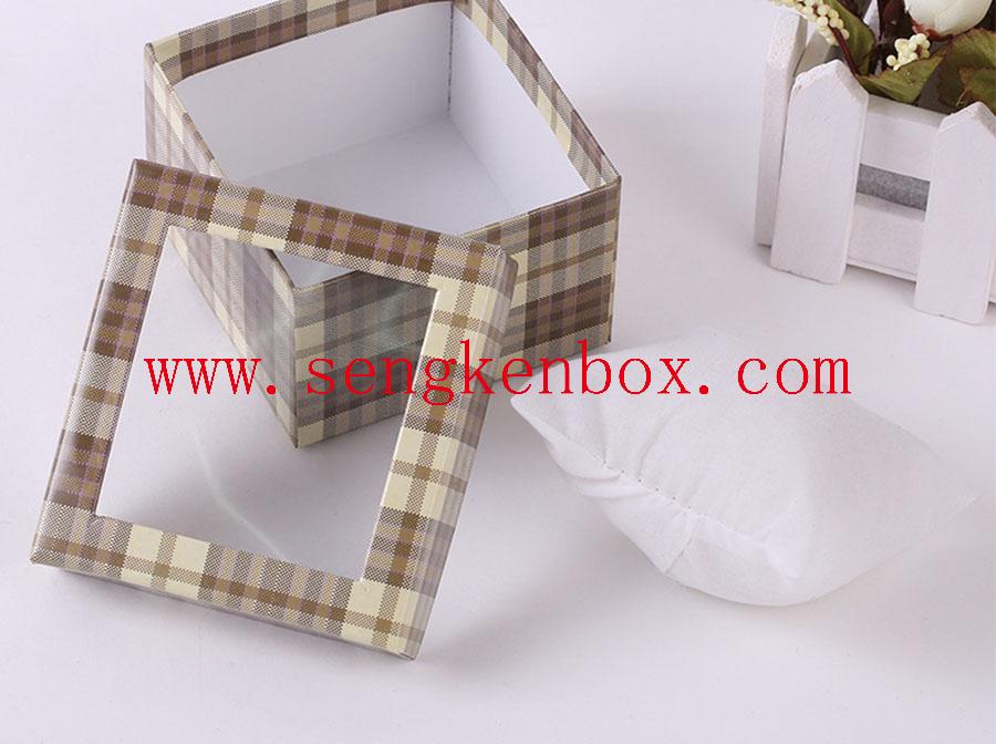 Caja de cartón con diseño de tartán