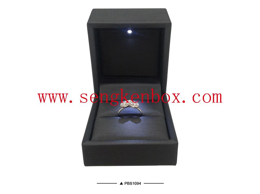 Caja de anillo de regalo de cuero de lujo