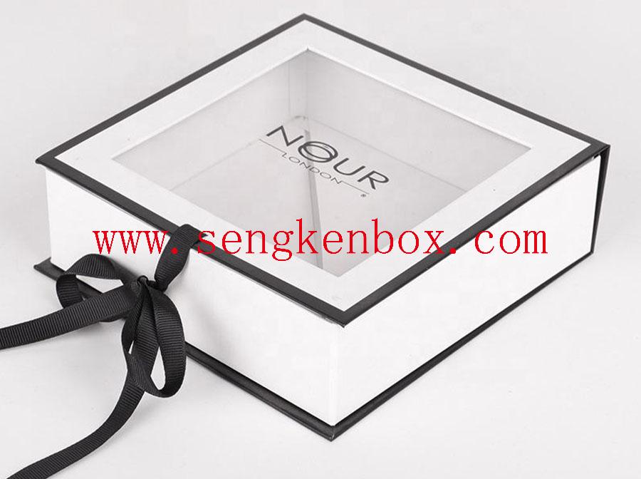 Caja de papel corrugado con ventana transparente