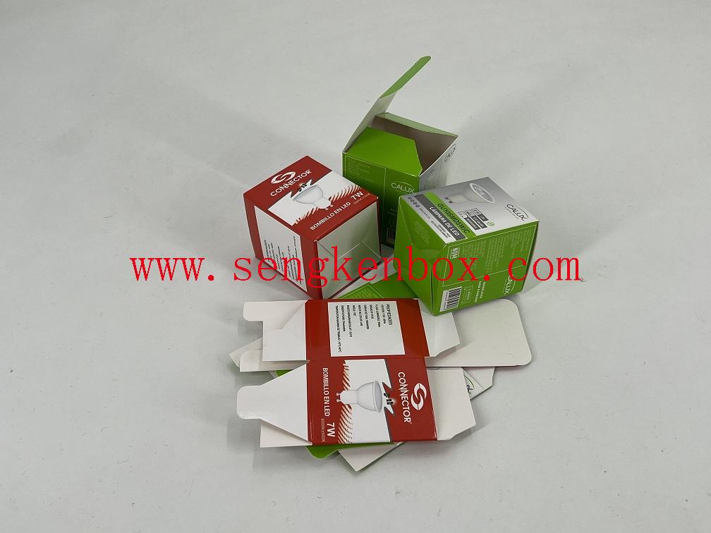 Caja de cartón blanca con etiqueta